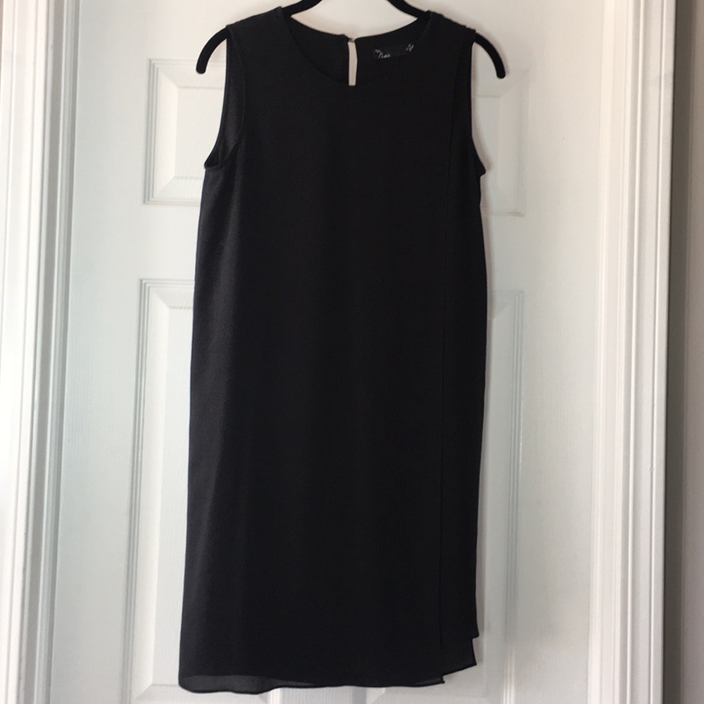 Sleeveless short black dress